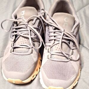 Women On Cloud Gray Athletic Sneaker Size 5.5.
